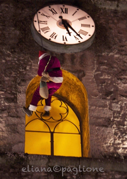 Babbo Natale che scende dal campanile - Foto di Eliana Paglione