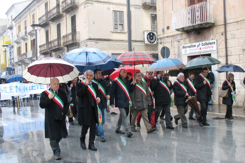 I sindaci durante la manifestazione di questa mattina